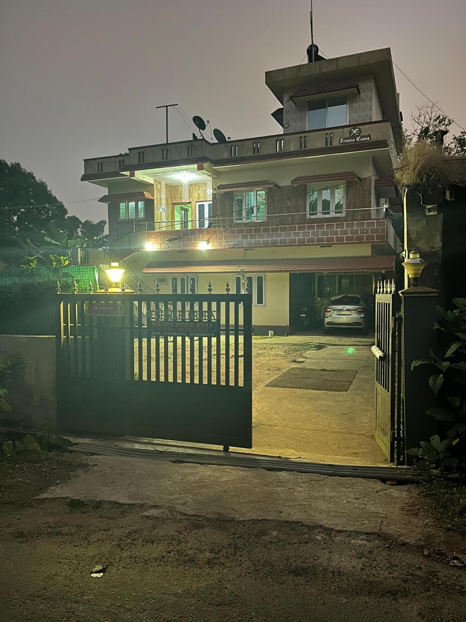 Eshwarkrupa Homestay Madikeri Luaran gambar