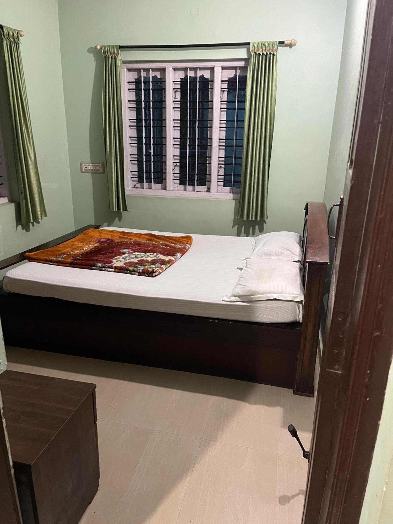 Eshwarkrupa Homestay Madikeri Luaran gambar
