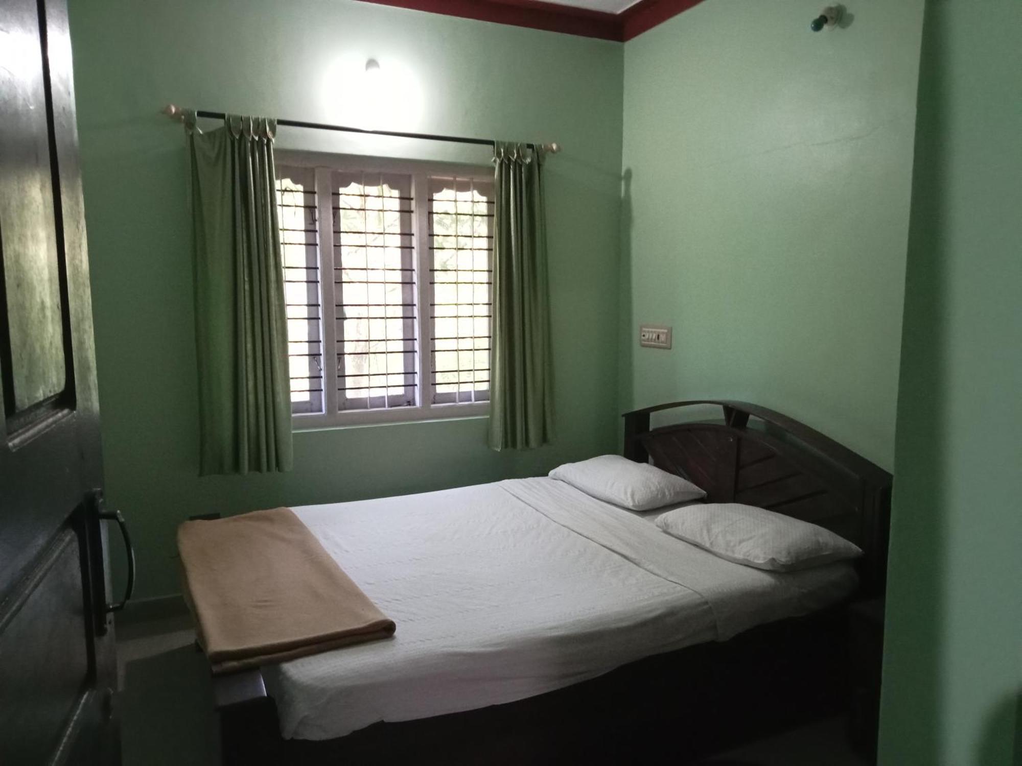 Eshwarkrupa Homestay Madikeri Luaran gambar